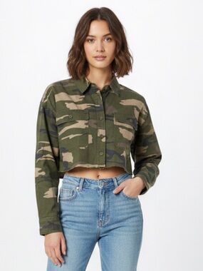 Forever 21 Olive Green Camo Cropped Long Sleeve Button-Up Top Sz Medium